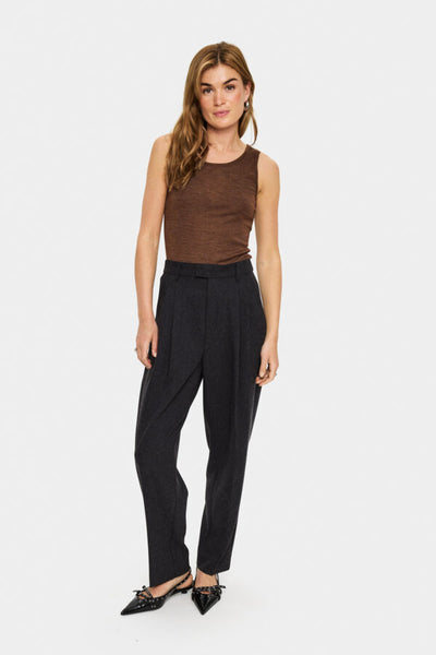 Mid rise tailored trouser with tapered leg
Black with slight texture look 
Modesta pants 
Sizes 8-14 
