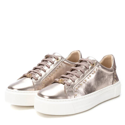 Bronze leather sneaker by Carmela
Lightweight and comfortable 