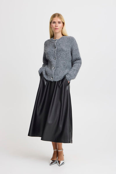 B Young ByDasama is a full skirt in black faux leather,pockets at side. Over the knee length 