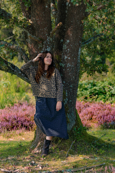 Zelda sweatshirt in dark brown leopard print by Black Colour. Wide neckline and short boxy style 